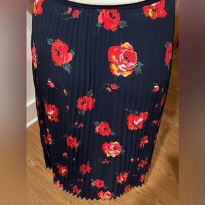 Aritiza Barton midi pleated skirt in size small.